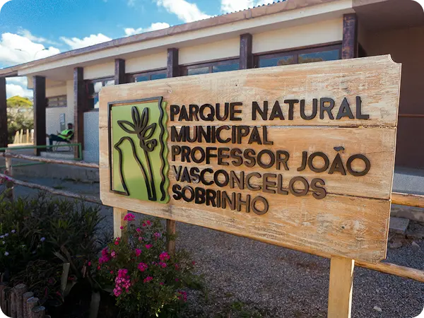 Placa de entrada do Parque Natural Municipal Professor João Vasconcelos Sobrinho